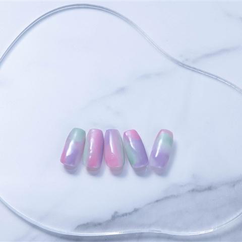 3色ニュアンスのネイル