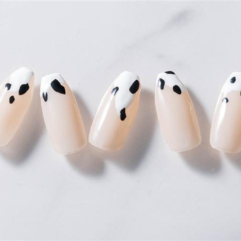 ヌード×カウのネイル